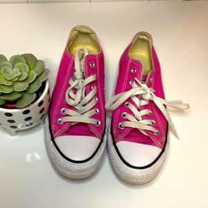 CONVERSE WOMENS CHUCK TAYLOR ALL STAR LOW TOP SNEAKER - BRIGHT PINK